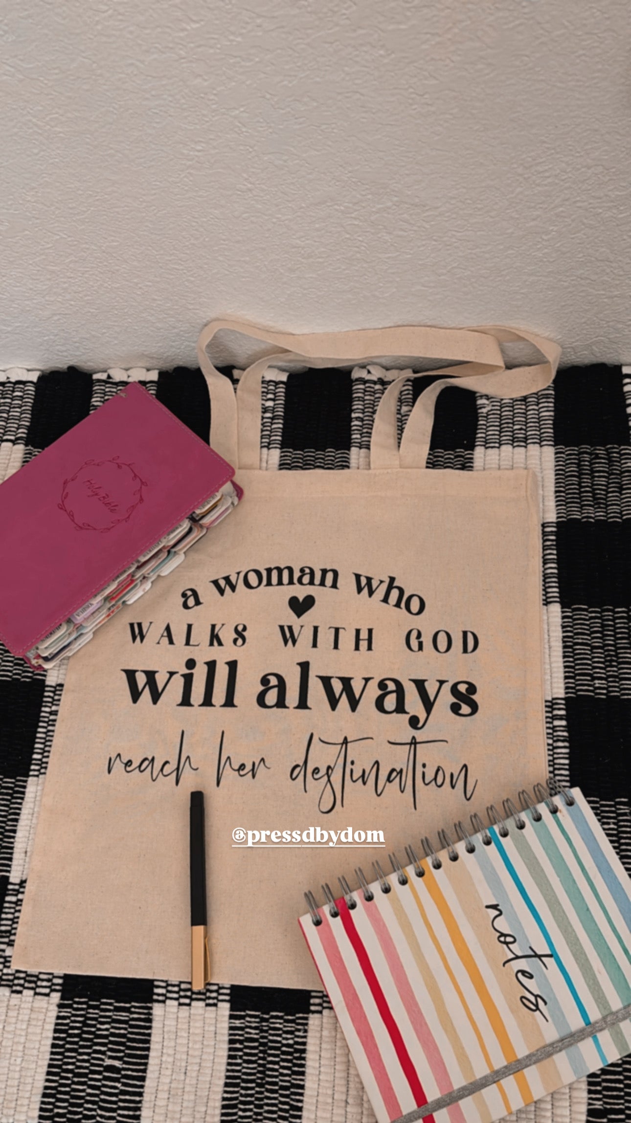 ✨ A woman who walks with God will always reach her destination Tote Bag